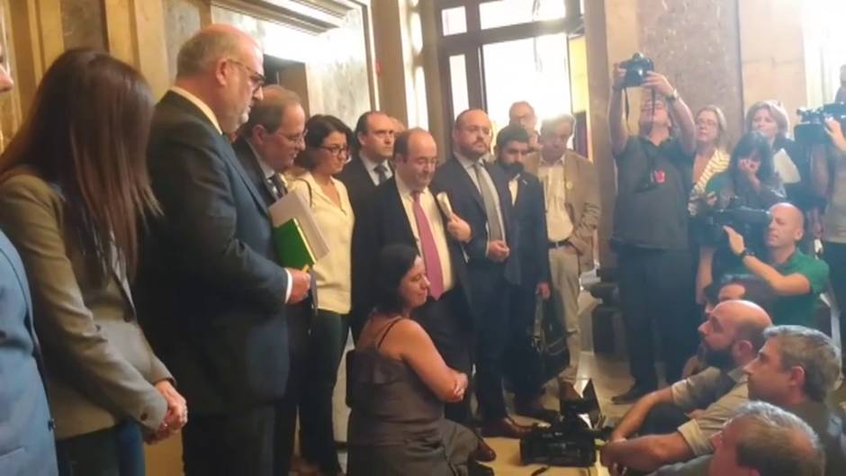 Torra y Torrent escuchan las quejas de los periodistas parlamentarios