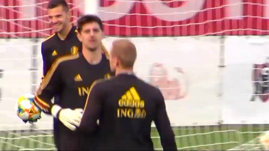 Courtois y Hazard disfrutan en el entrenamiento de la selección belga