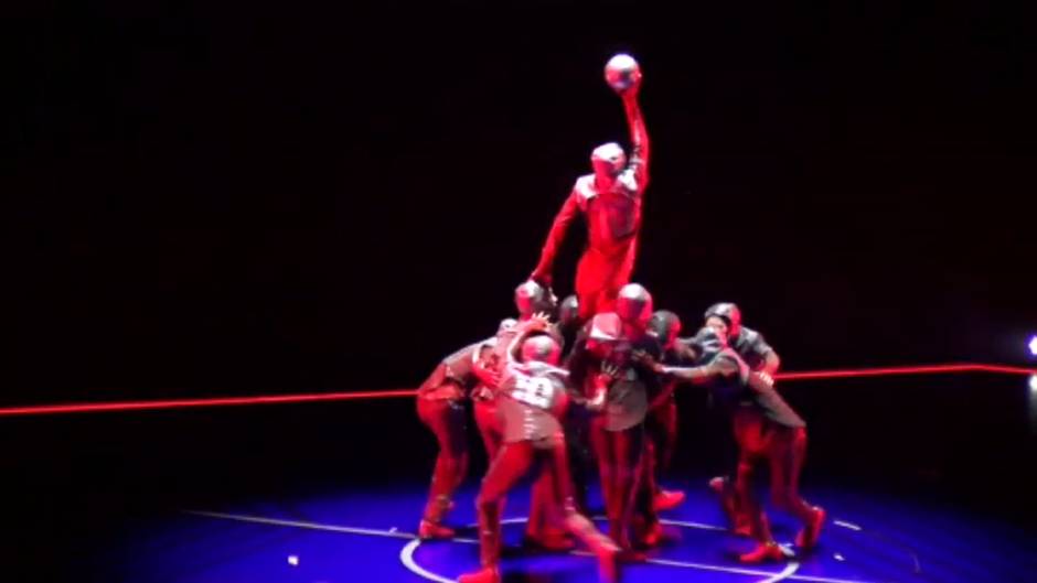 La magia de Cirque du Soleil homenajea a Messi y al mundo del fútbol