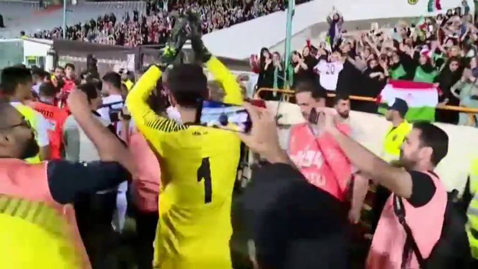 Las mujeres iraníes asisten a su primer partido de fútbol desde 1979