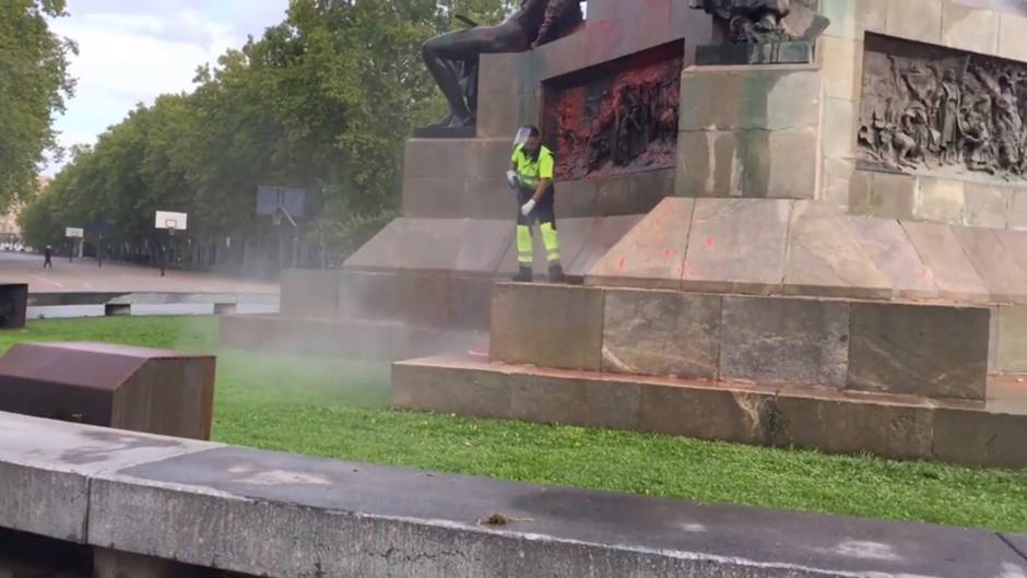 Pintan de rojo el monumento a Colón en Valladolid