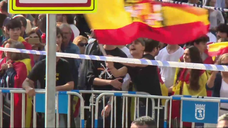 Un grupo de personas con banderas franquistas insultan a Pedro Sánchez