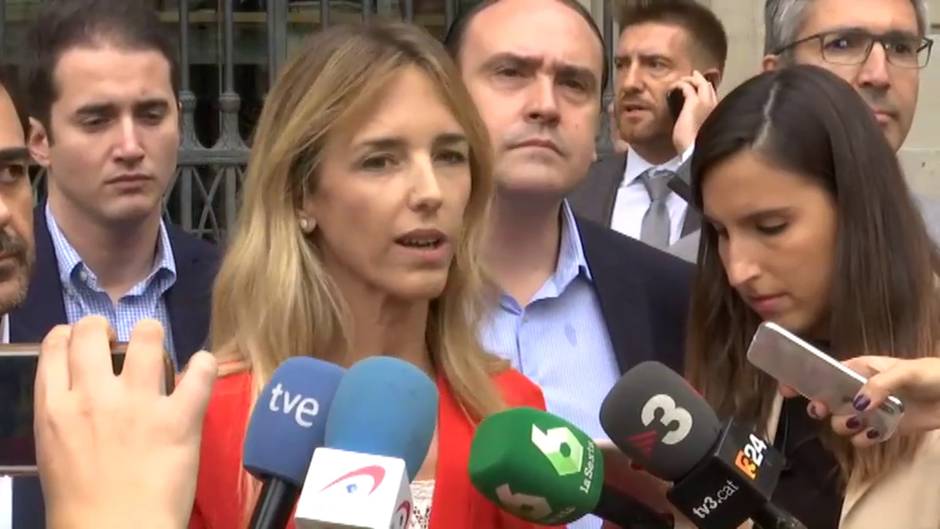 Cayetana Álvarez de Toledo (PP) se enfrenta a un grupo de manifestantes