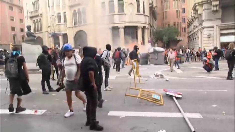 Primeras barricadas de fuego en el asedio a la sede de la Jefatura de la Policía Nacional en Via Laietana