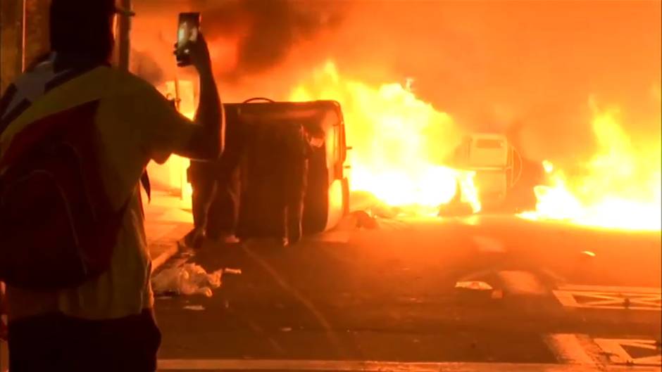 Los Mossos hacen un llamamiento a evitar la zona de Plaza Urquinaona por los violentos altercados