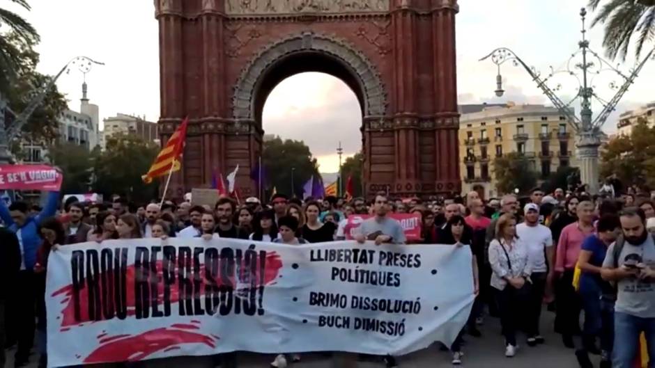 Miles de manifestantes en Barcelona marchan pacíficamente