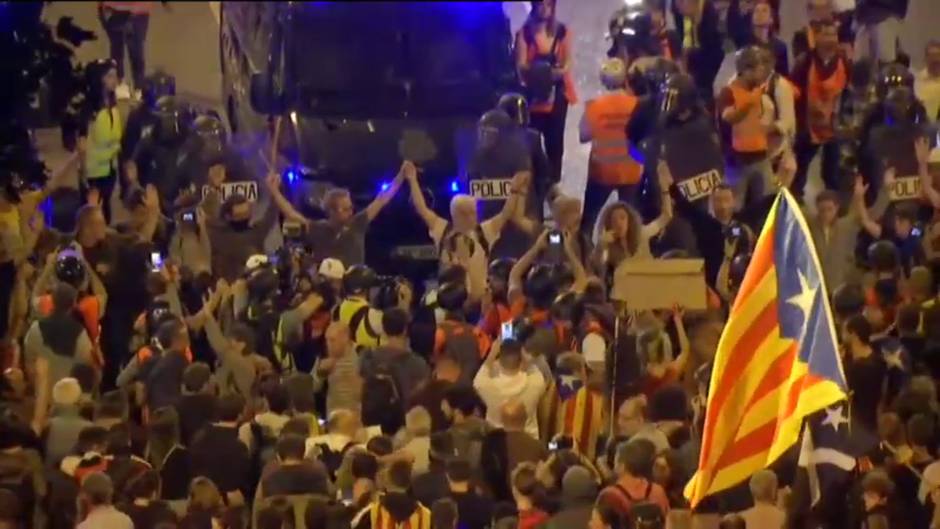 Los manifestantes hacen cadenas humanas en Barcelona para aislar a los violentos