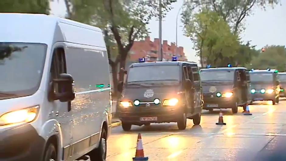 Los vecinos de Moratalaz reciben como héroes a los policías desplazados a Barcelona