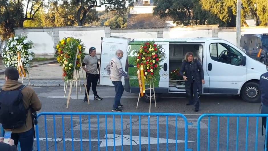 Llegan coronas de flores en la inhumación de Franco