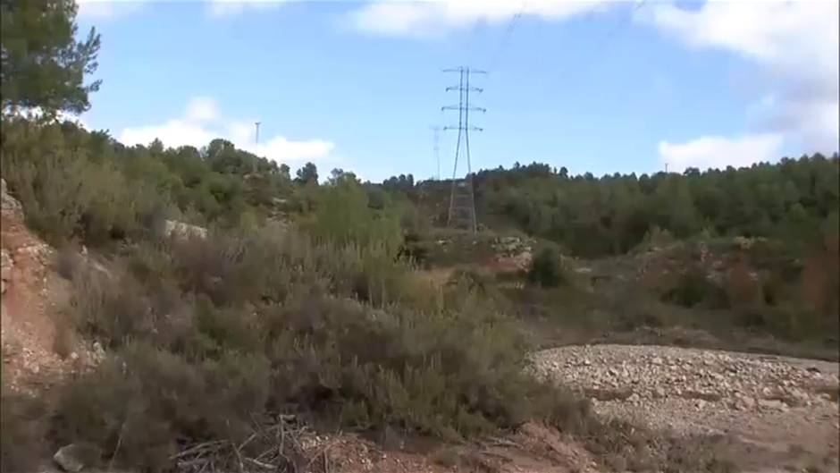 Una vía del tren queda suspendida en el aire después del paso de la DANA en Albí