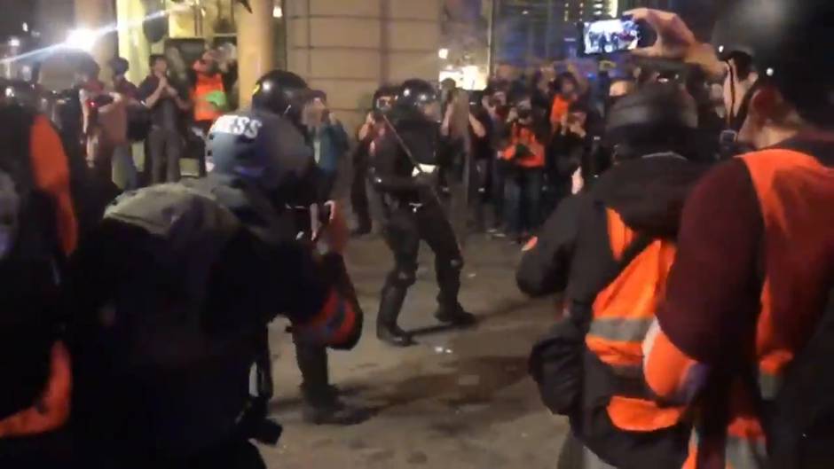 Tensión entre policías y manifestantes en Barcelona