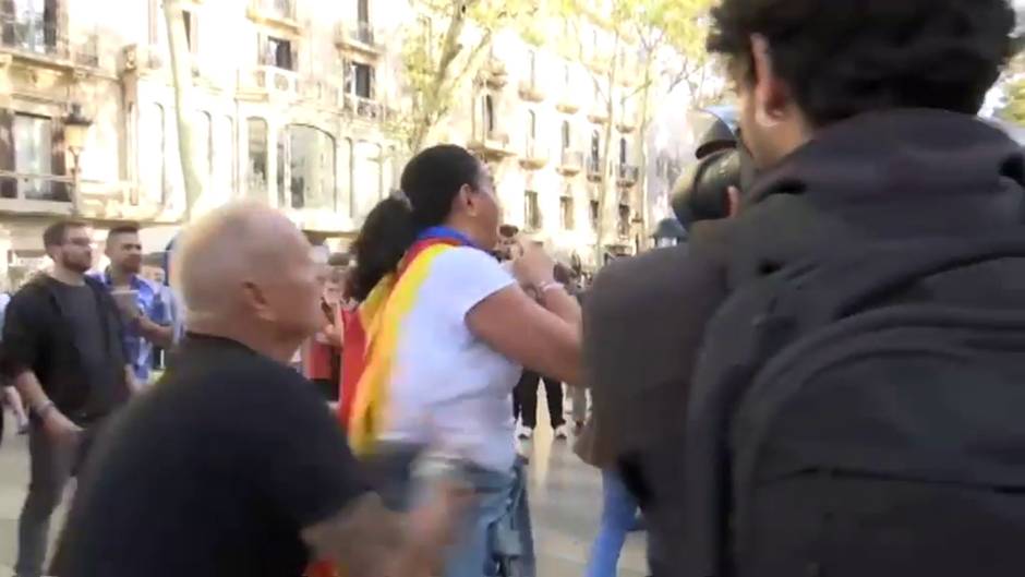 Una españolista con la cara tapada abofetea a una independentista en la plaza de San Jaume de Barcelona