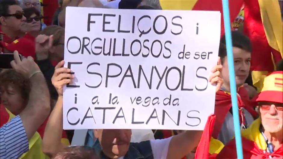 Miles de constitucionalistas catalanes se manifiestan en las calles de Barcelona