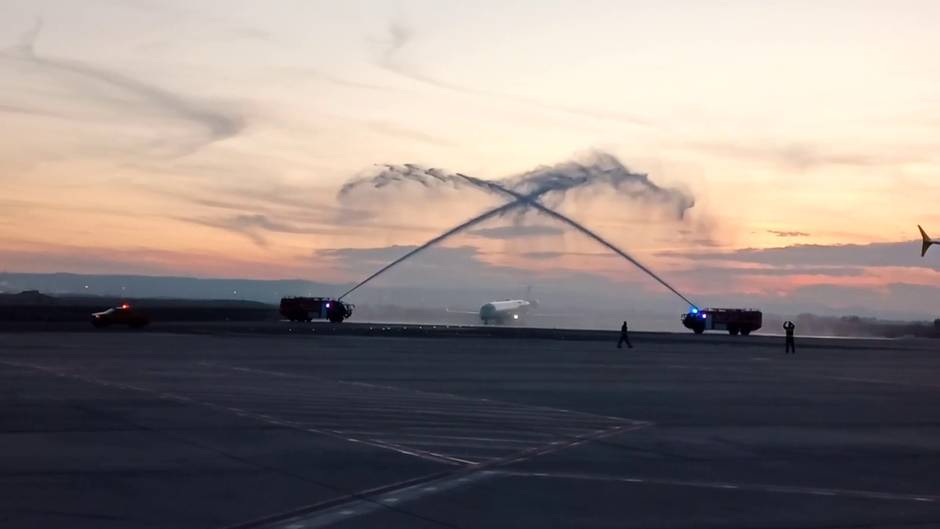 Llegada del primer vuelo que conecta Gran Canaria con Zaragoza