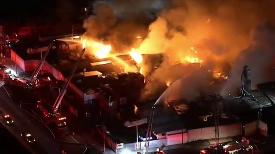 Arde en llamas una nave industrial llena de palets en Los Ángeles