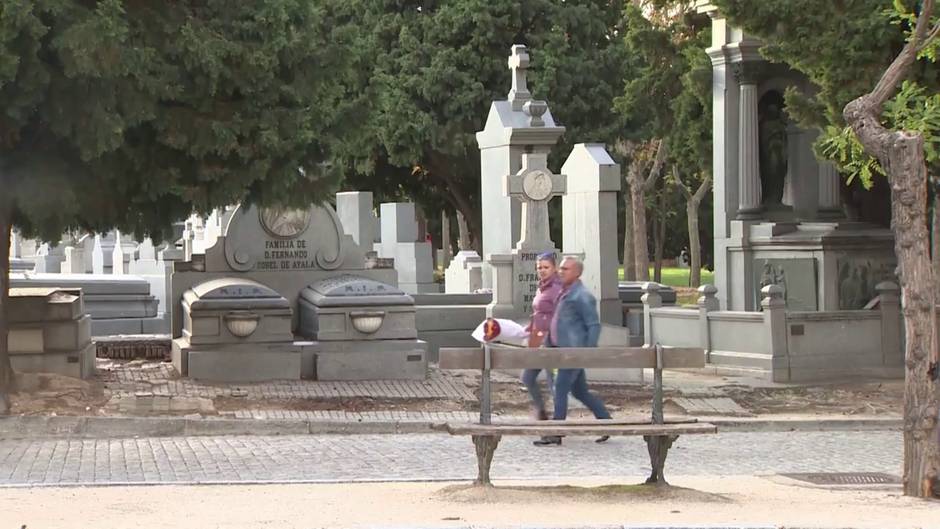 Madrileños acuden al Cementerio de La Almudena para "mantener la tradición"