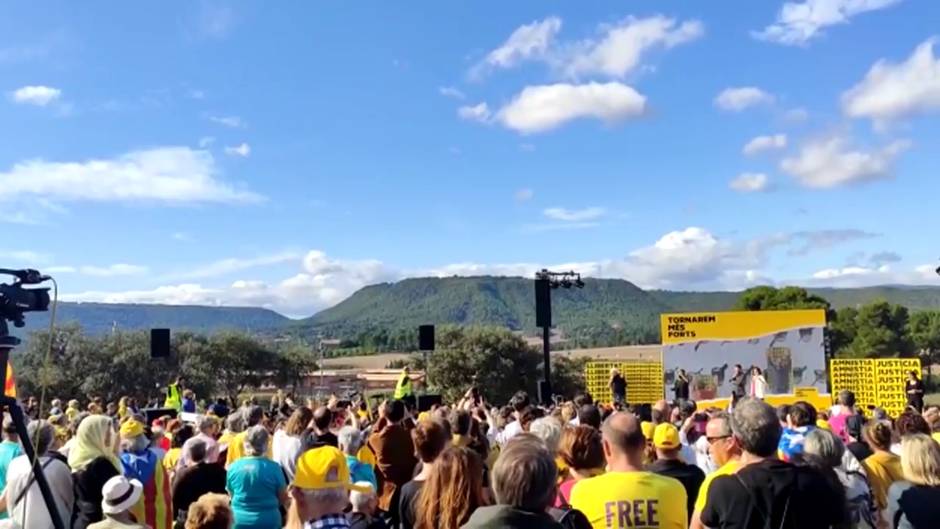 Saludo a Oriol Junqueras en un acto de ERC