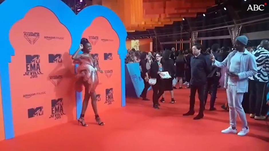 Así de exuberante ha posado la modelo Leomie Anderson en la alfombra roja de los MTV