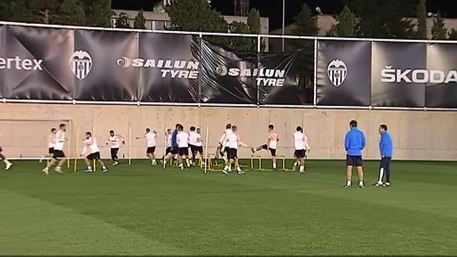 El Valencia se entrena para el partido más importante de lo que lleva de temporada