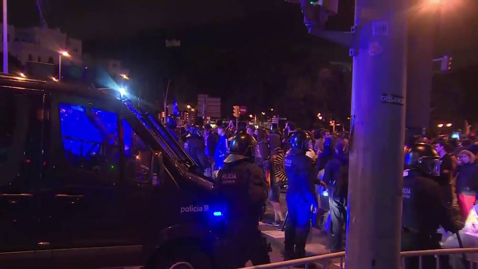 Manifestantes hacen una hoguera con fotos del Rey en Barcelona