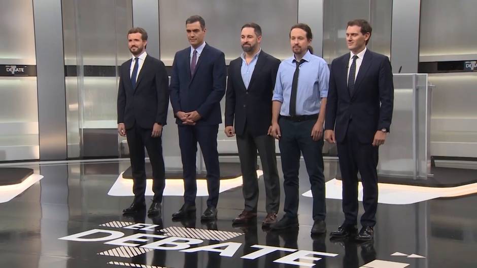 Los candidatos con sus equipos a la espera de que arranque el debate