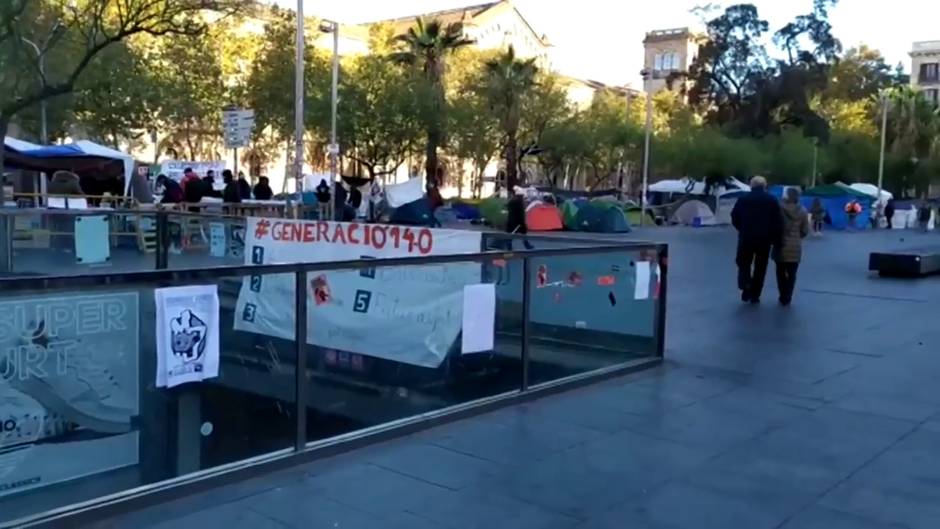 Unas 100 tiendas de campaña siguen en la plaza Universitat de Barcelona