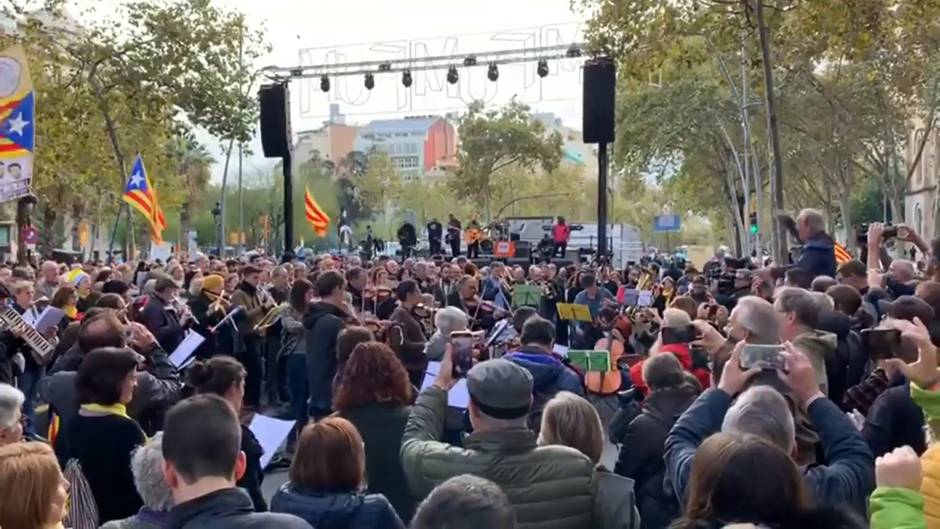 Tocan el 'Cant de la Senyera' en el acto de Tsunami Democràtic