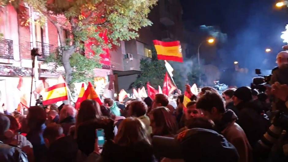 Cientos de simpatizantes del PSOE acuden a la sede del partido