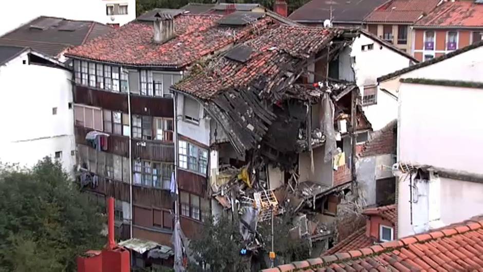 Desalojan a los vecinos de un edificio en Eibar por su derrumbe