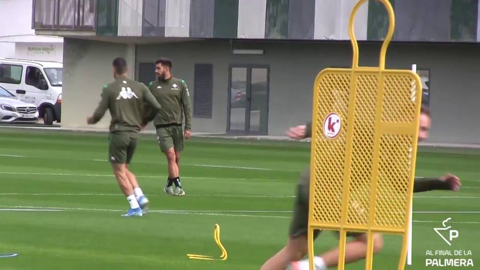 Borja Iglesias se entrena con el Betis en busca de recuperar su mejor versión goleadora