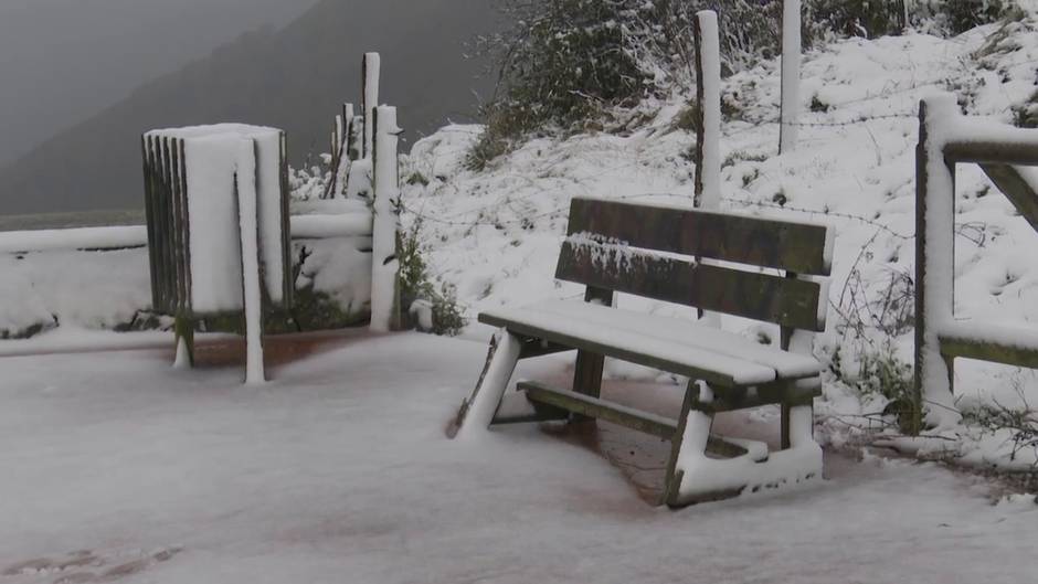 La nieve obliga a circular con cadenas en Orduña (Álava)