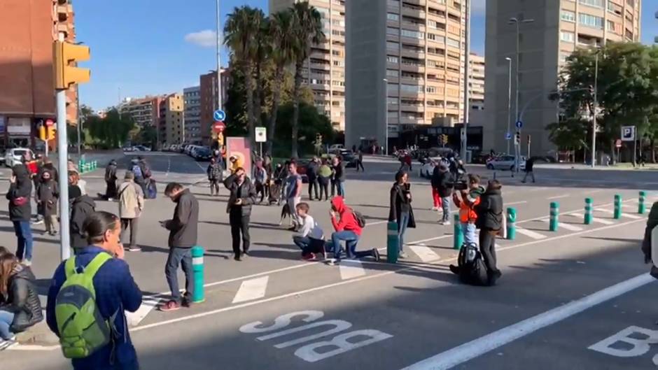 Desalojan a 60 personas que cortaban el tráfico junto a Sants