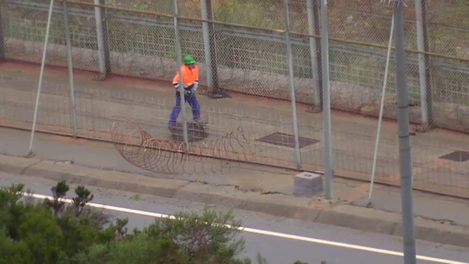 Empiezan a retirarse las concertinas de la valla de Ceuta