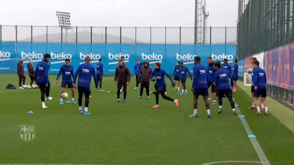 El FC Barcelona acude a entrenar
