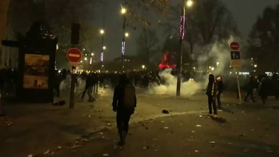 Enfrentamientos entre manifestantes y la policía en París