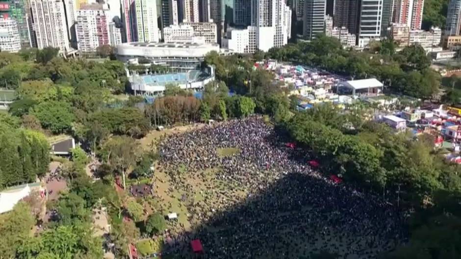 Una gran marcha pacífica recorre Hong Kong pidiendo reformas democráticas