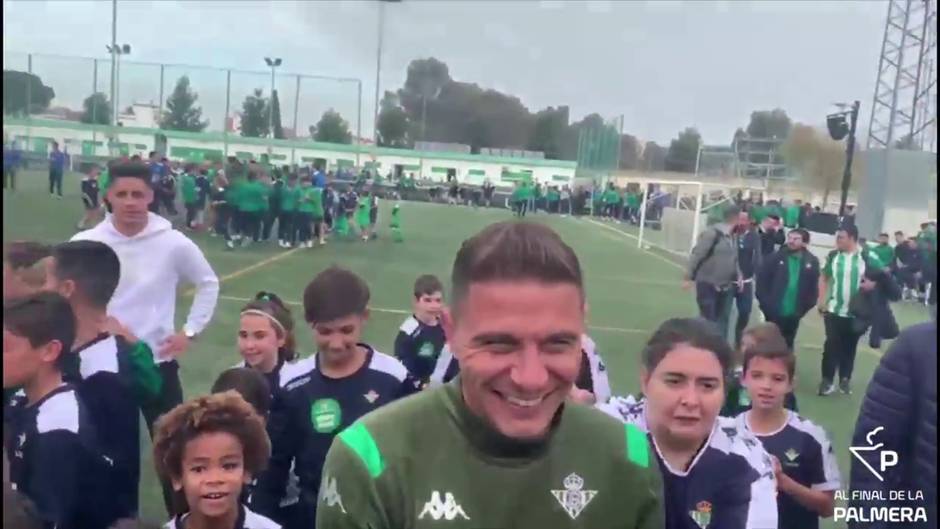 Joaquín y la alegría de los niños en la convivencia del Betis