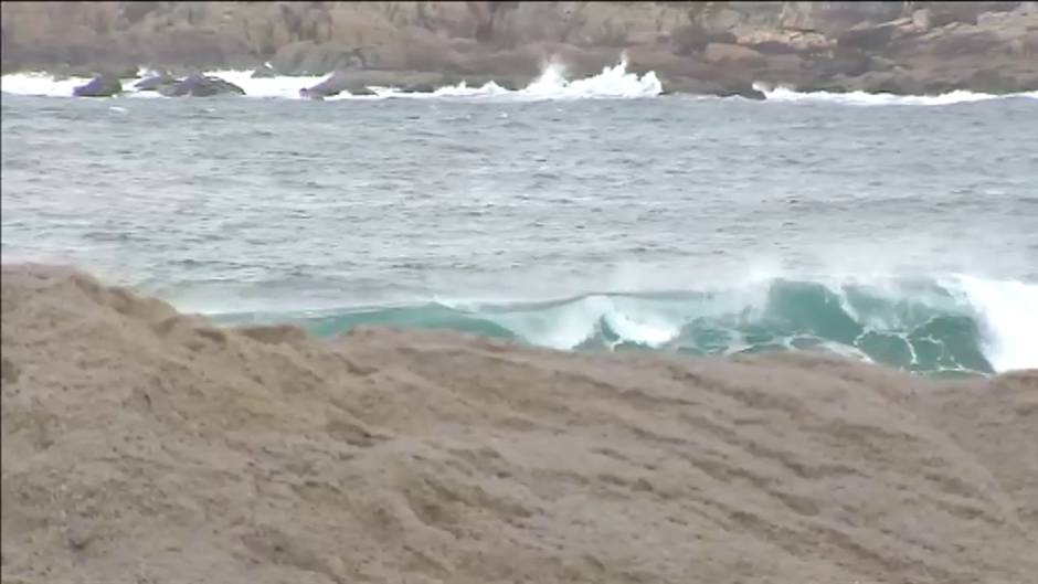 Vuelven las excavadoras a la playa de Riazor para reforzar la duna