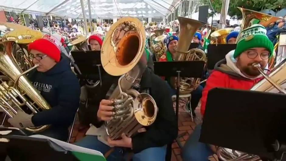 300 músicos ofrecen un concierto navideño con tubas en Portland, en Oregón