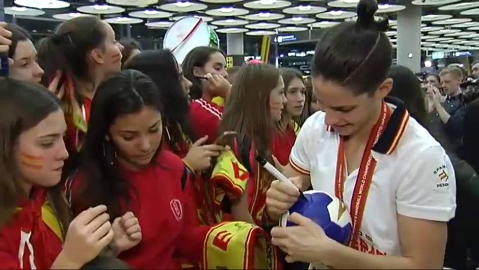 Caluroso recibimiento de la afición a las 'Guerreras' a su llegada a España