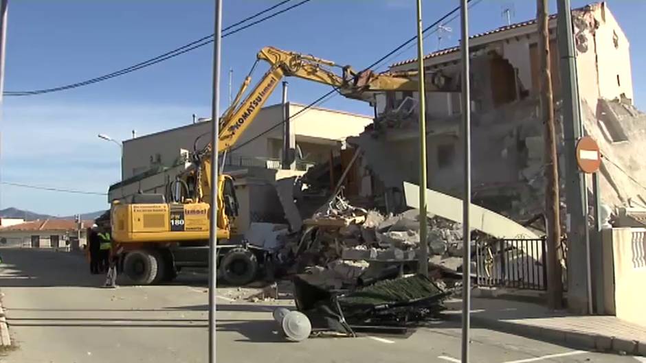 Empieza la demolición controlada de las viviendas de Monóvar, en Alicante