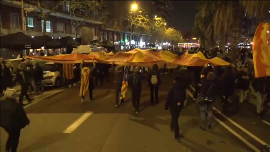 Manifestantes de Tsunami Democrátic cortan la Diagonal de Barcelona antes del clásico