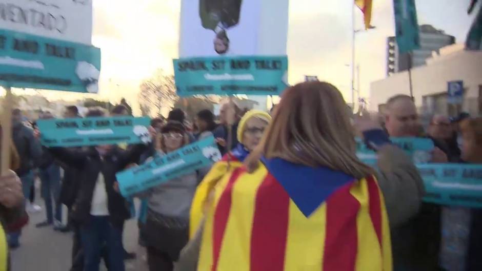 Miles de personas se concentran en los alrededores del Camp Nou