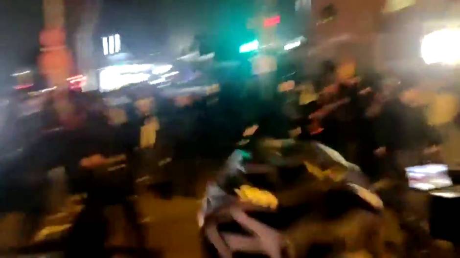 Manifestantes ante el Camp Nou acorralan a dos furgonetas de Mossos