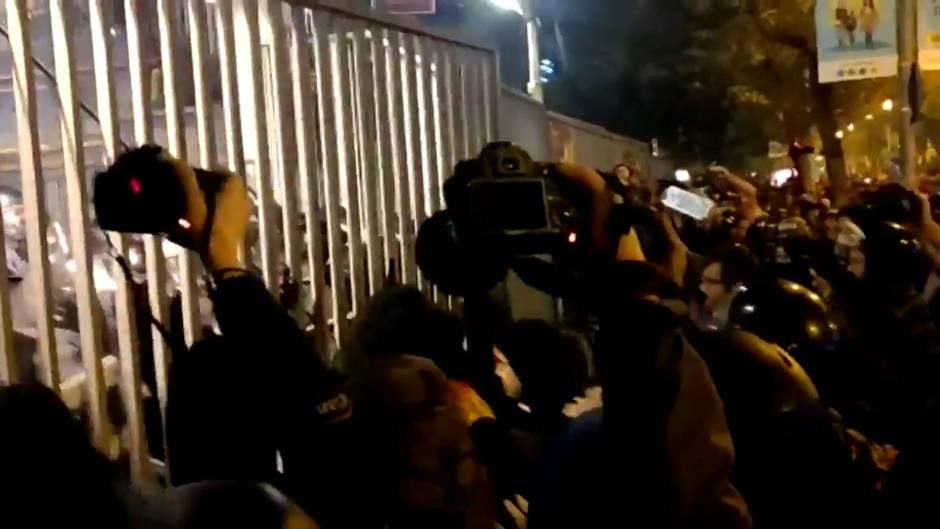 Manifestantes fuerzan un acceso del Camp Nou y Mossos los dispersan