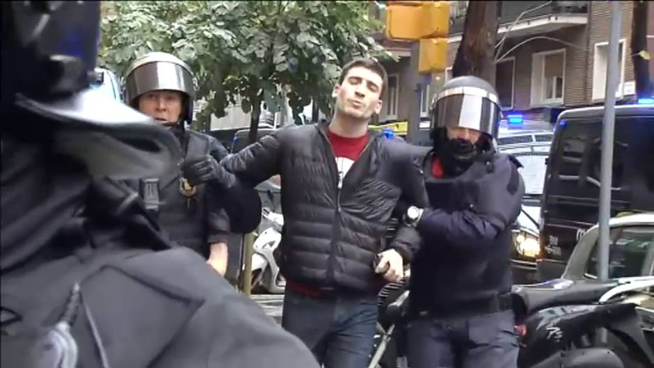 Tensión durante el desahucio de una familia en Barcelona