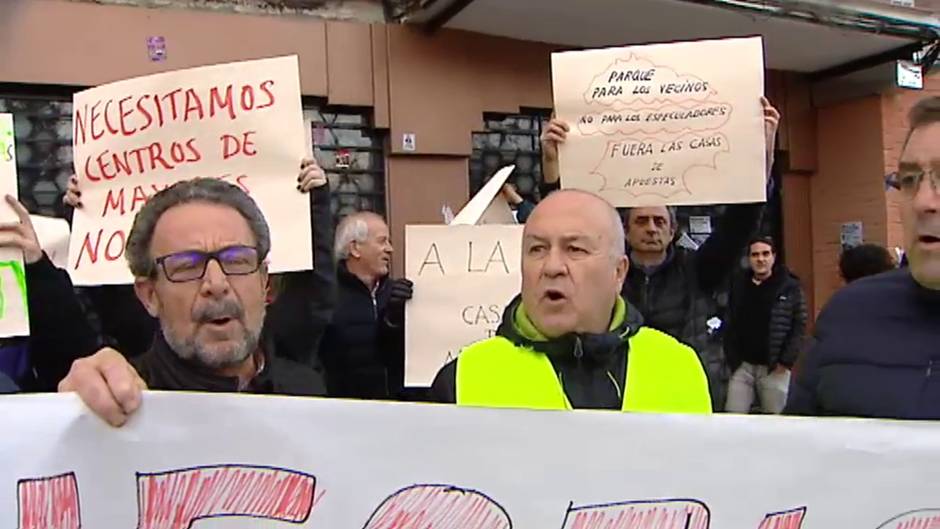 Vecinos de Aluche protestan por la reapertura de una casa de apuestas frente a un colegio