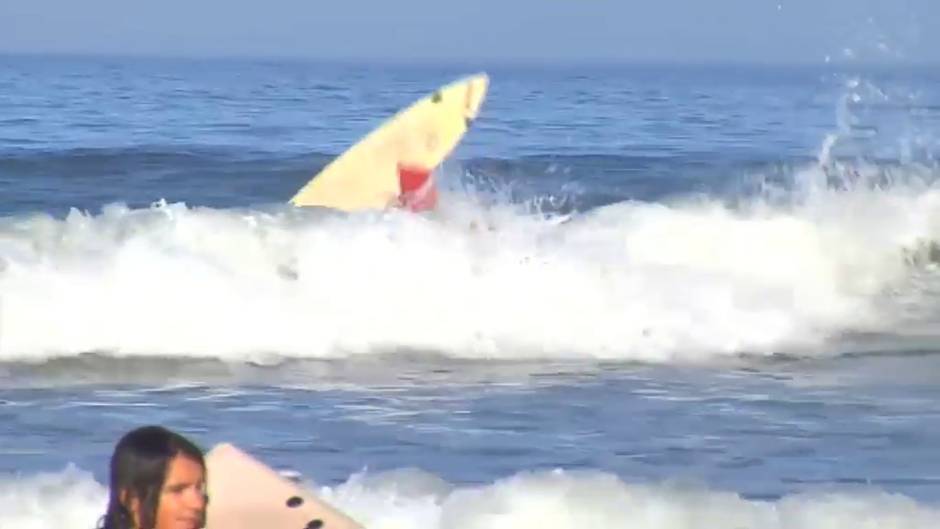 Cientos de Papás Noel surfean en la playa pontevedresa de Nigrán