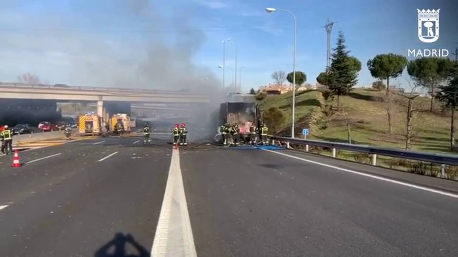 Arde sin heridos un camión de congelados en la M-40