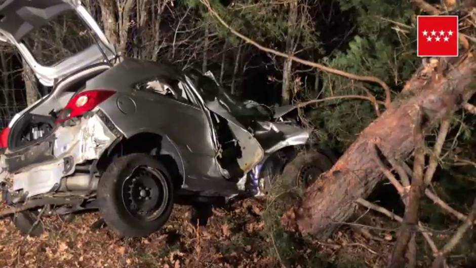 Una joven de 27 años muere al estrellar su coche contra un árbol en Los Molinos (Madrid)